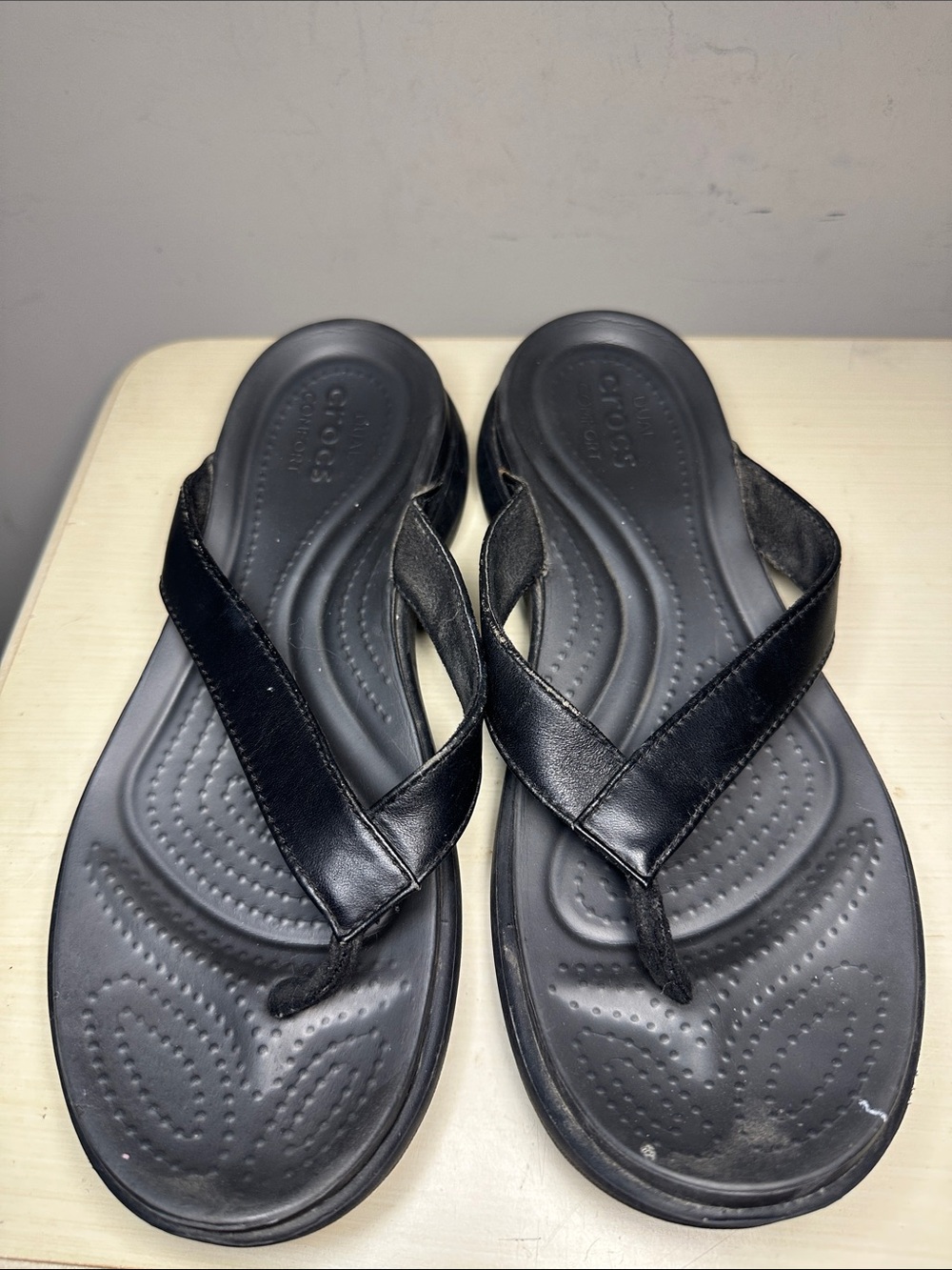 CROCS Black Comfort capri V Flip Flops - Picture 2 of 9